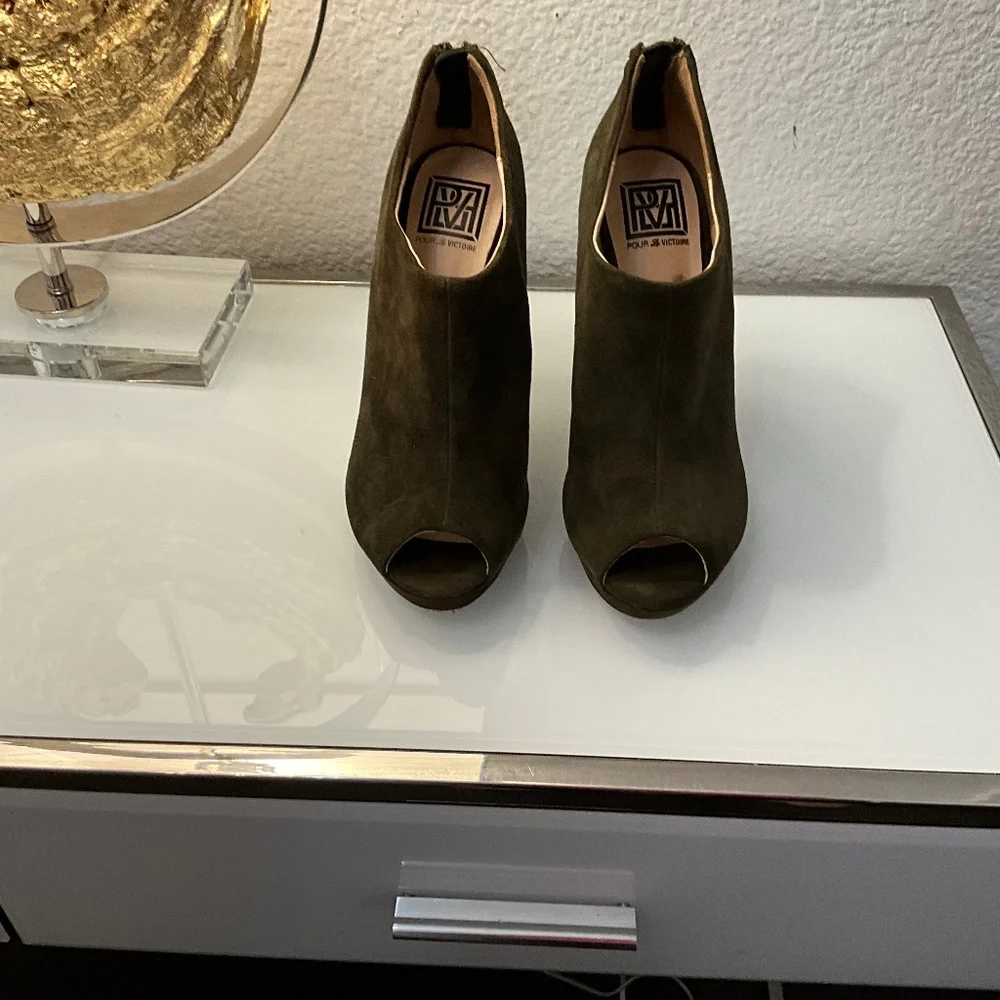 POUR LA VICTOIRE OLIVE GREEN SUEDE PEEP TOE BOOTIES♥️♥️♥️